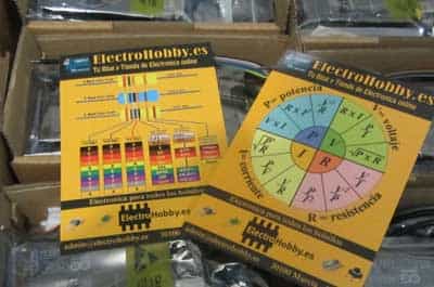 Folletos de formulas de electronica y codigo de colores de resistencias incluidos en los kit arduino